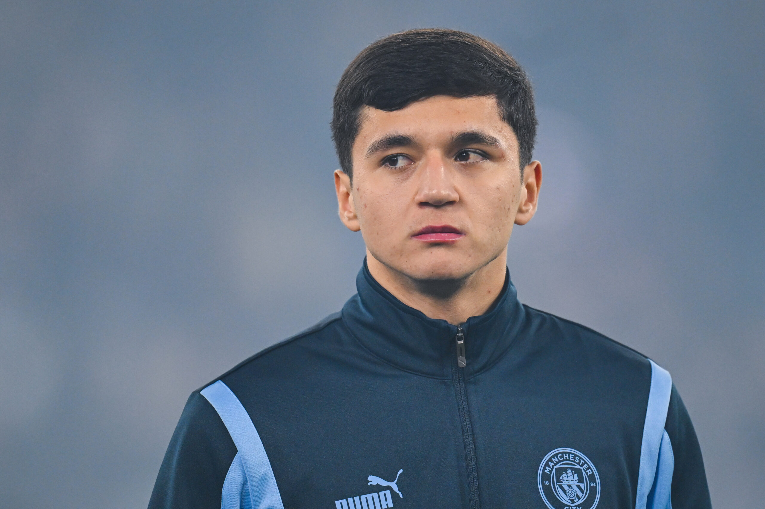 Khusanov volvió a Uzbekistán tras su pase al Manchester City y le regalaron un Mercedes-Benz