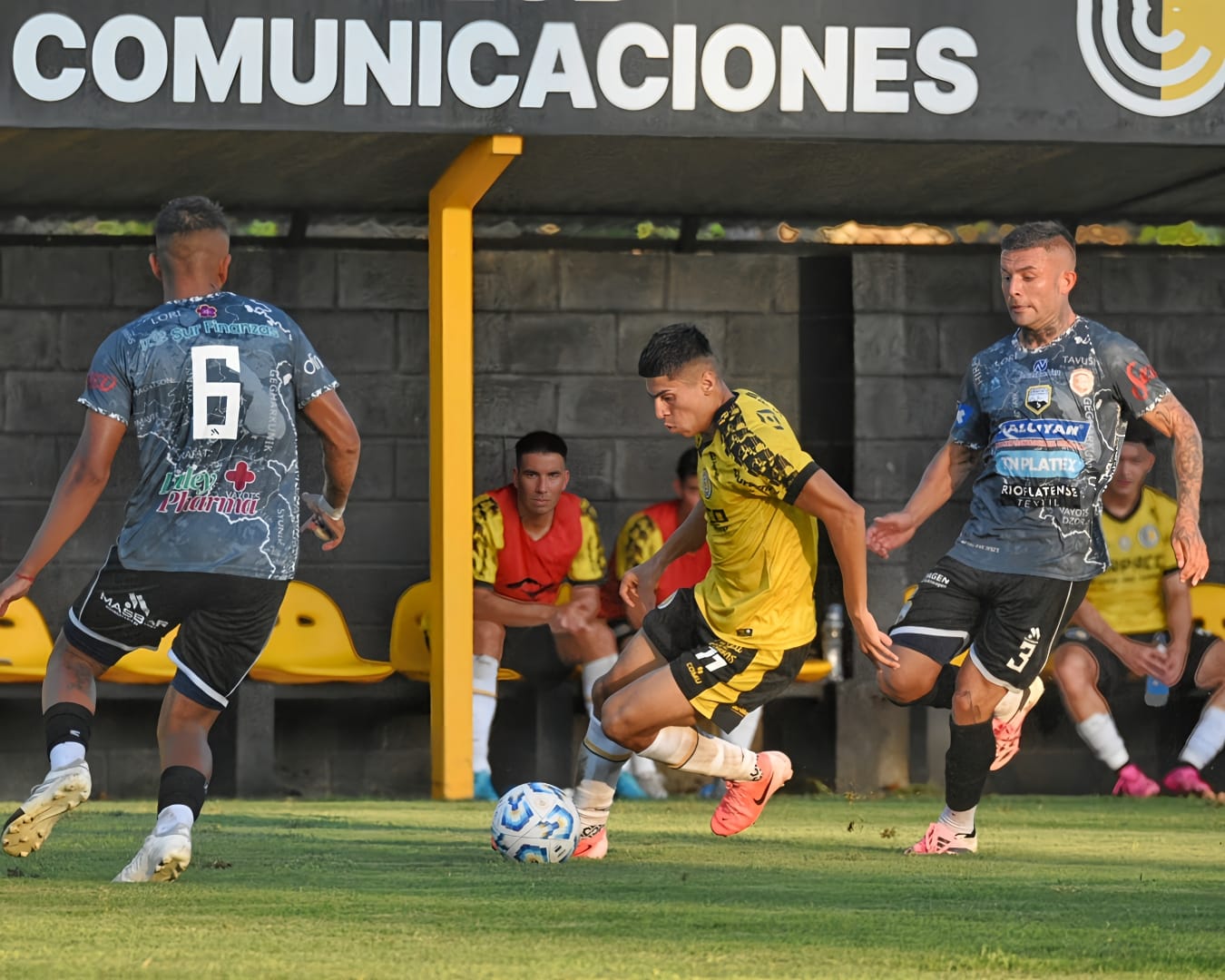 Armenio le ganó una batalla en la agonía a Comunicaciones en un partido con peleas y lleno de amarillas