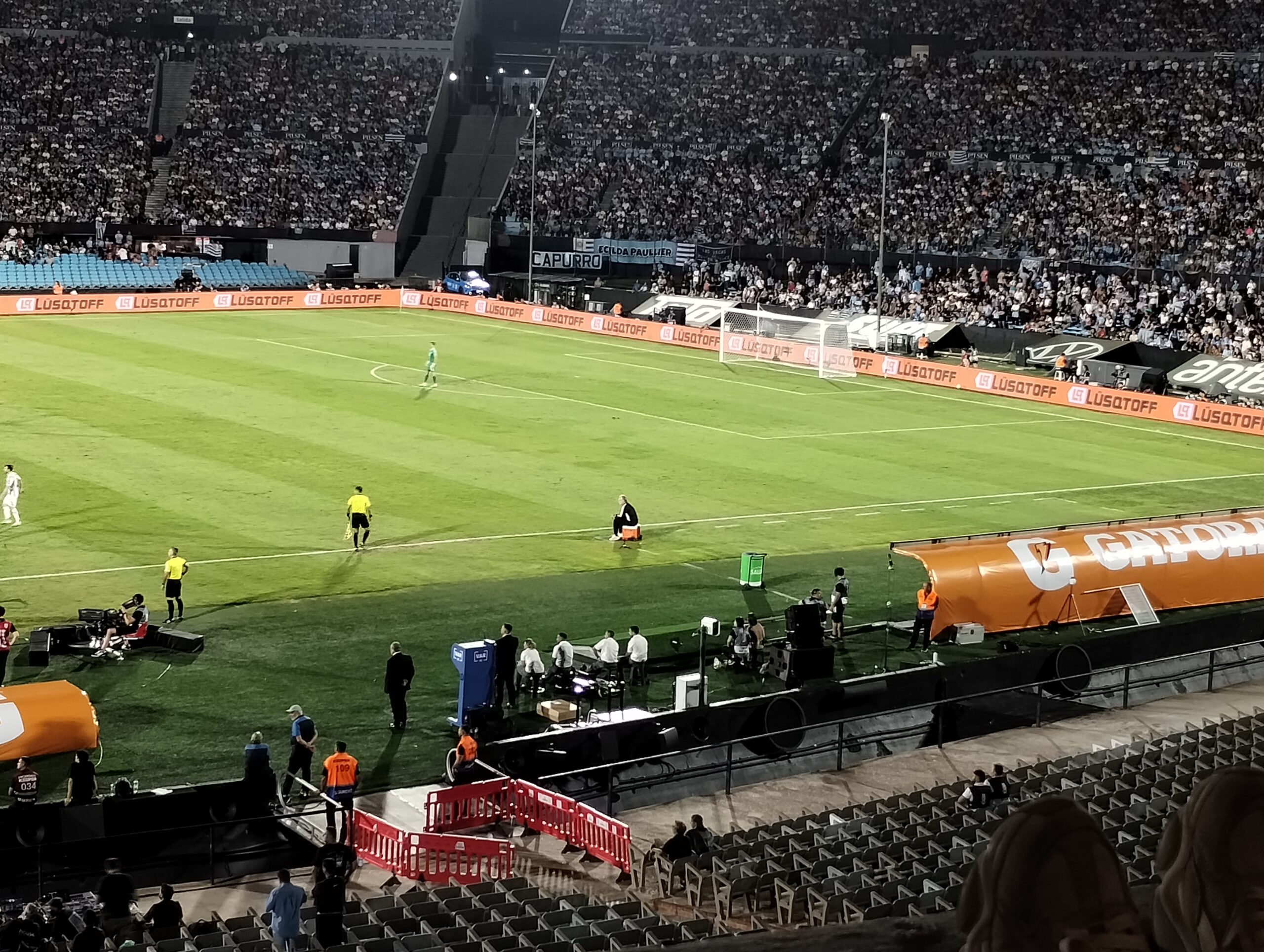 Marcelo Bielsa sentado en la heladera