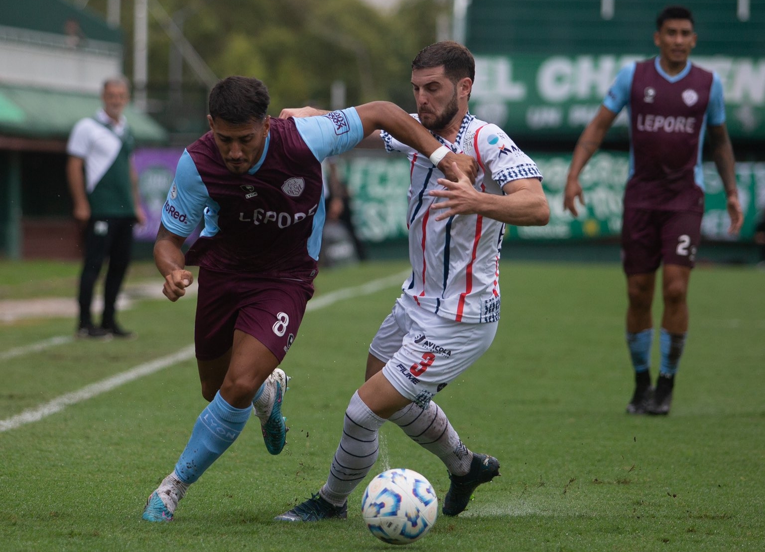 Ferro y Alvarado igualaron en una tarde con muchos palos