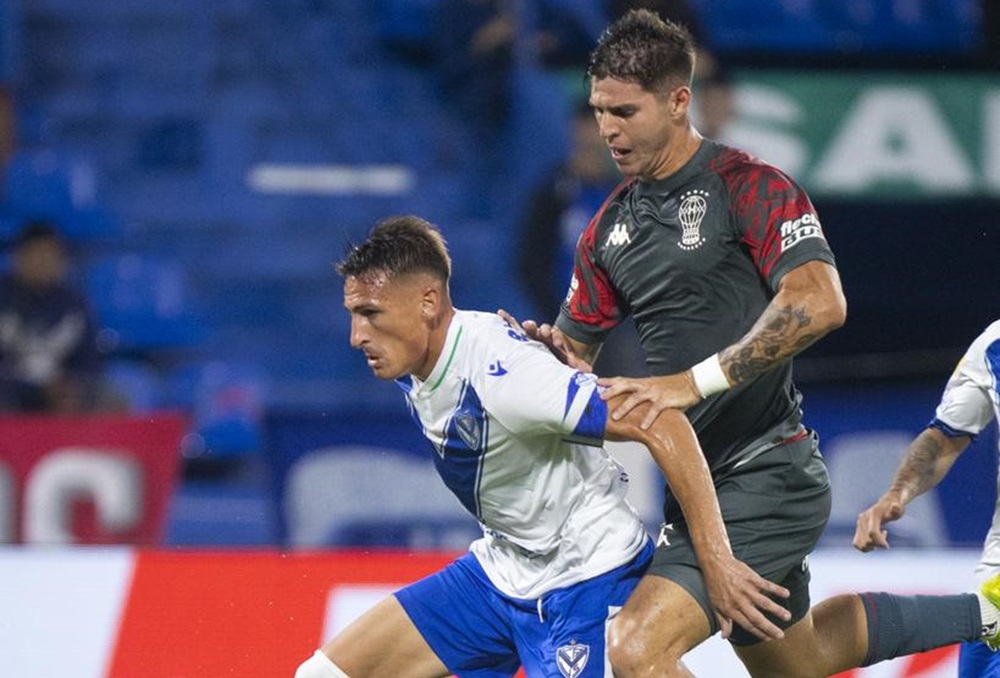 Huracán sigue dulce, ganó en Liniers, y Vélez mordió el barro otra vez en el Apertura