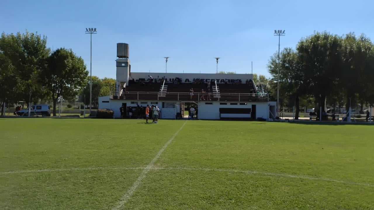 Comunicaciones llegó tarde a Las Heras tras la rotura del micro y se retrasó el juego ante Fénix