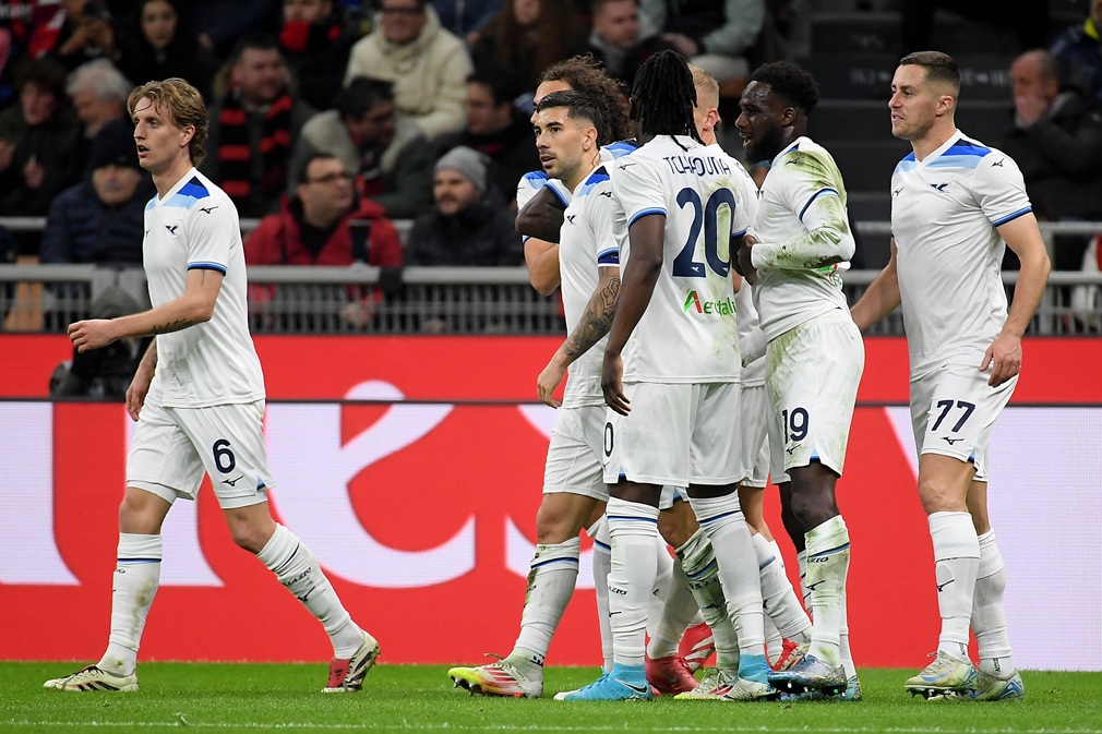 Lazio estiró la sangría de Milan con agónica victoria en San Siro