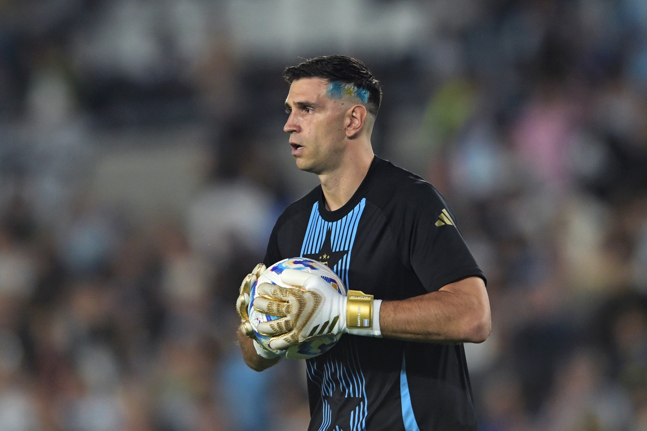 Dibu Martínez fue distinguido en la previa al duelo entre Argentina y Brasil