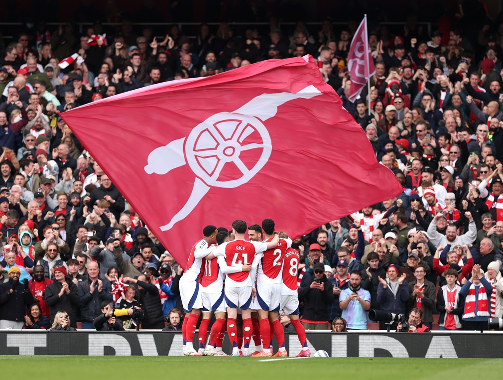 Arsenal venció a Chelsea y no resigna su sueño de Premier League