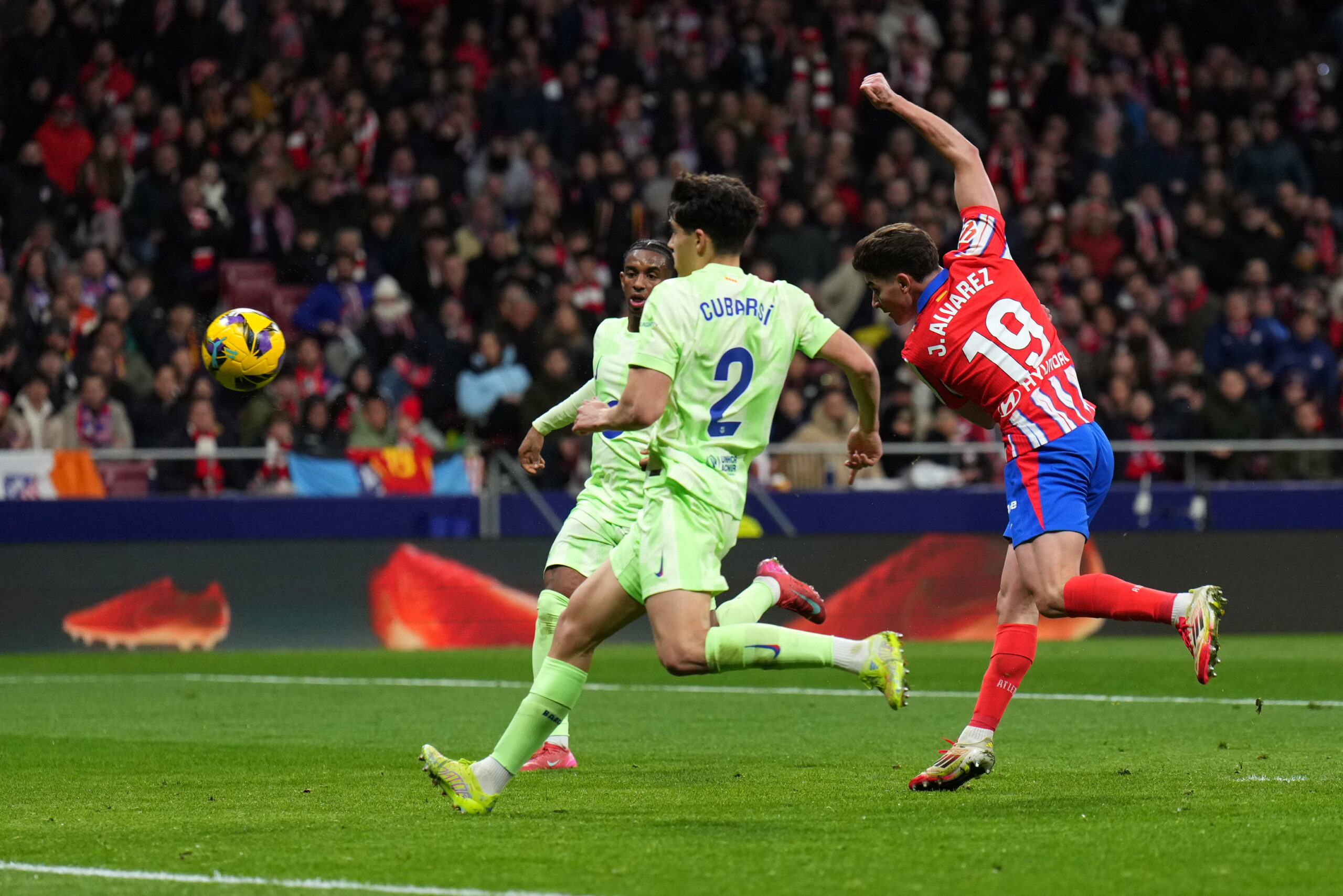 Julián Álvarez se tomó revancha tras el polémico penal y marcó su gol 23 en el Atlético contra Barcelona