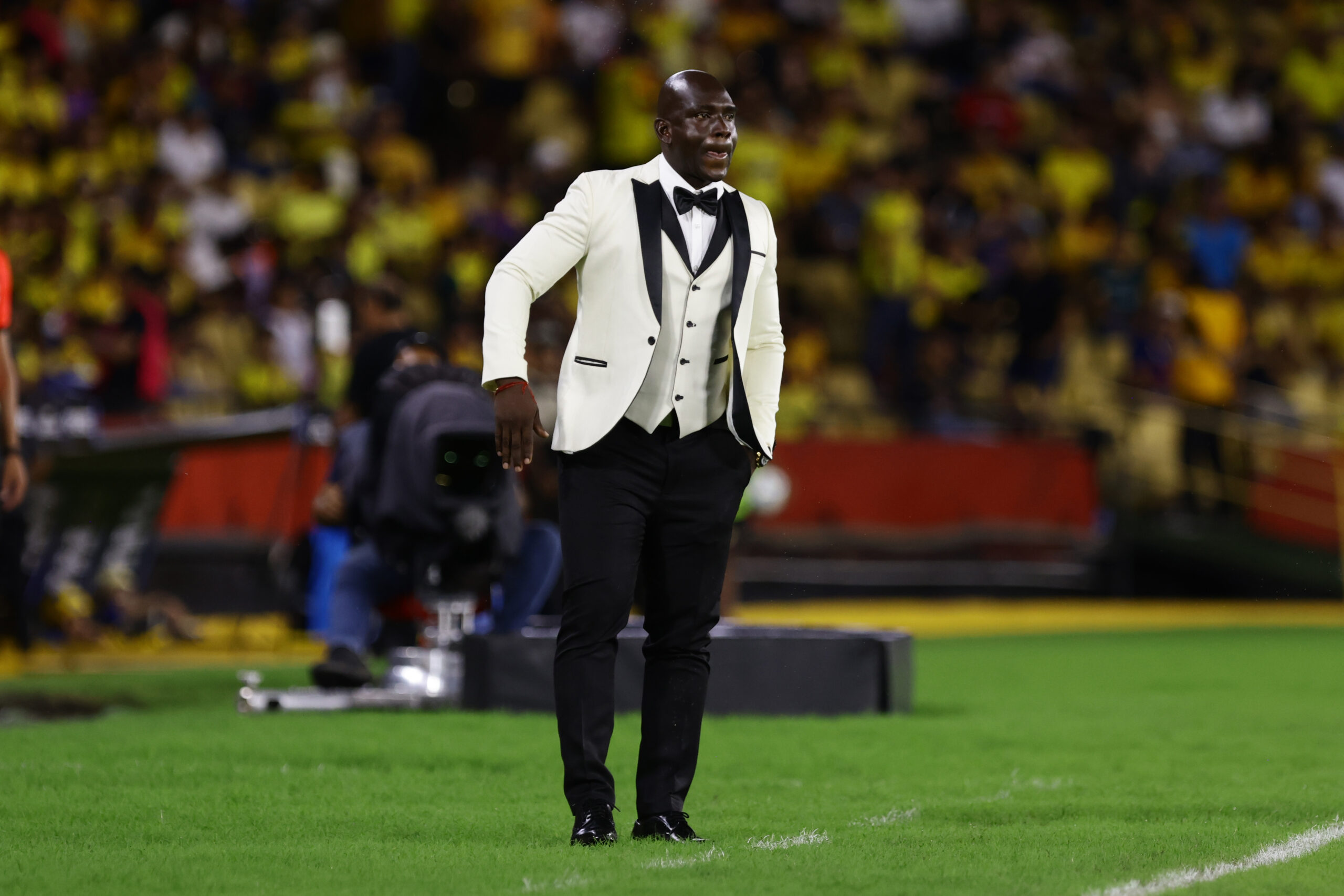 El técnico Segundo Castillo vistió de gala en Barcelona de Guayaquil y se llevó todas las miradas en la Libertadores