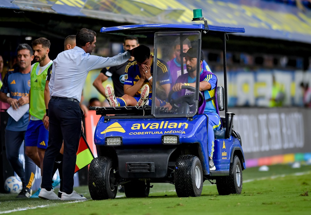 Williams Alarcón salió lesionado en Boca y será baja en la Selección de Chile