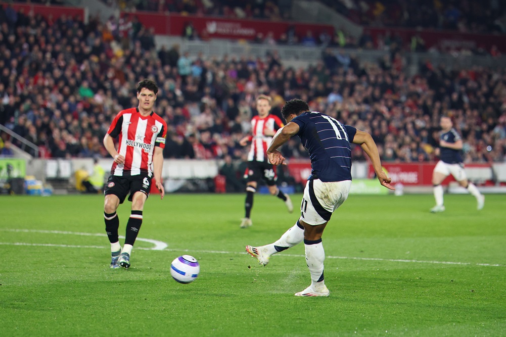 Brentford buscó pero tropezó con Aston Villa que llega firme a la vuelta de Champions