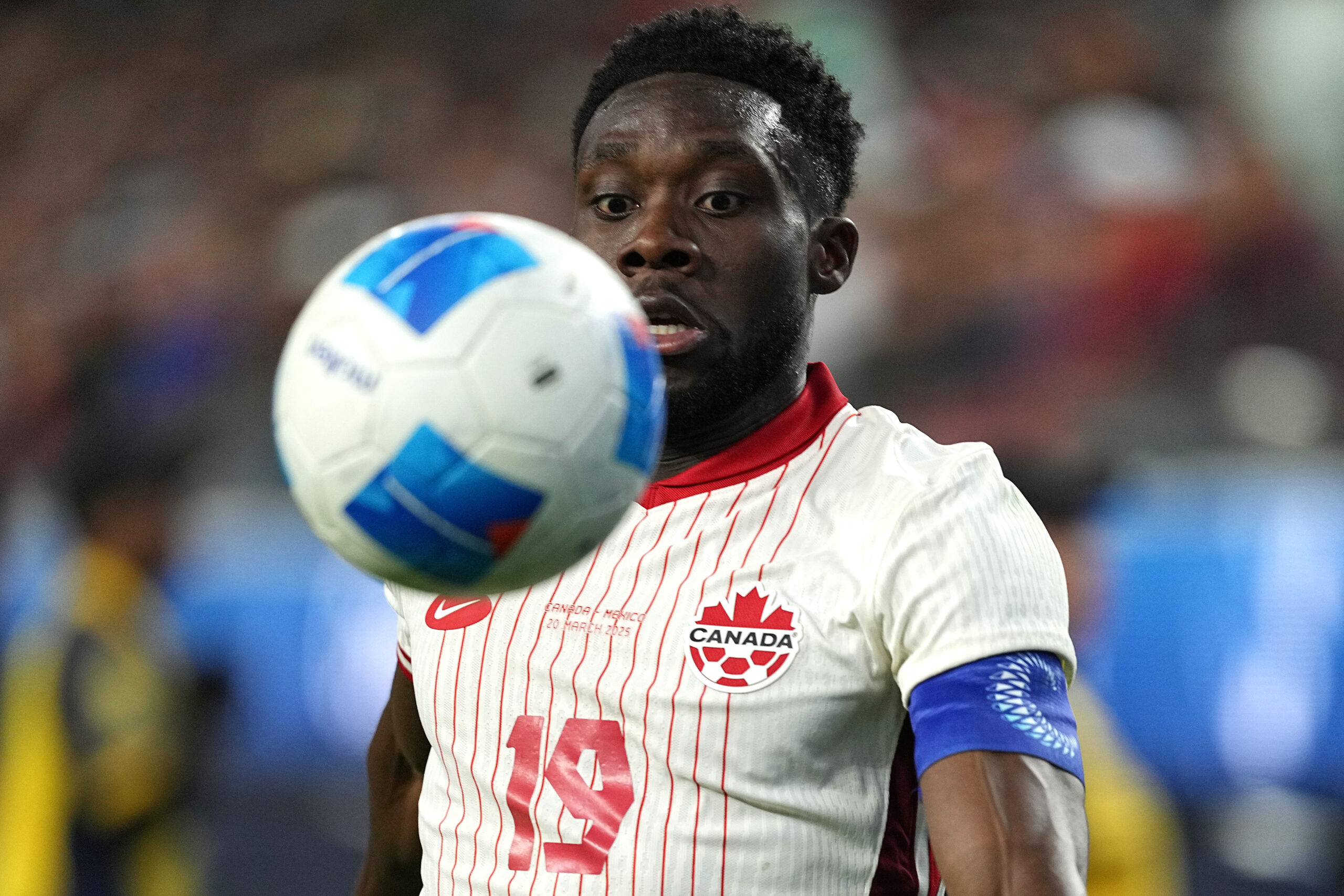 ¡Bombazo en Bayern Munich! Alphonso Davies se rompió el ligamento cruzado de la rodilla derecha