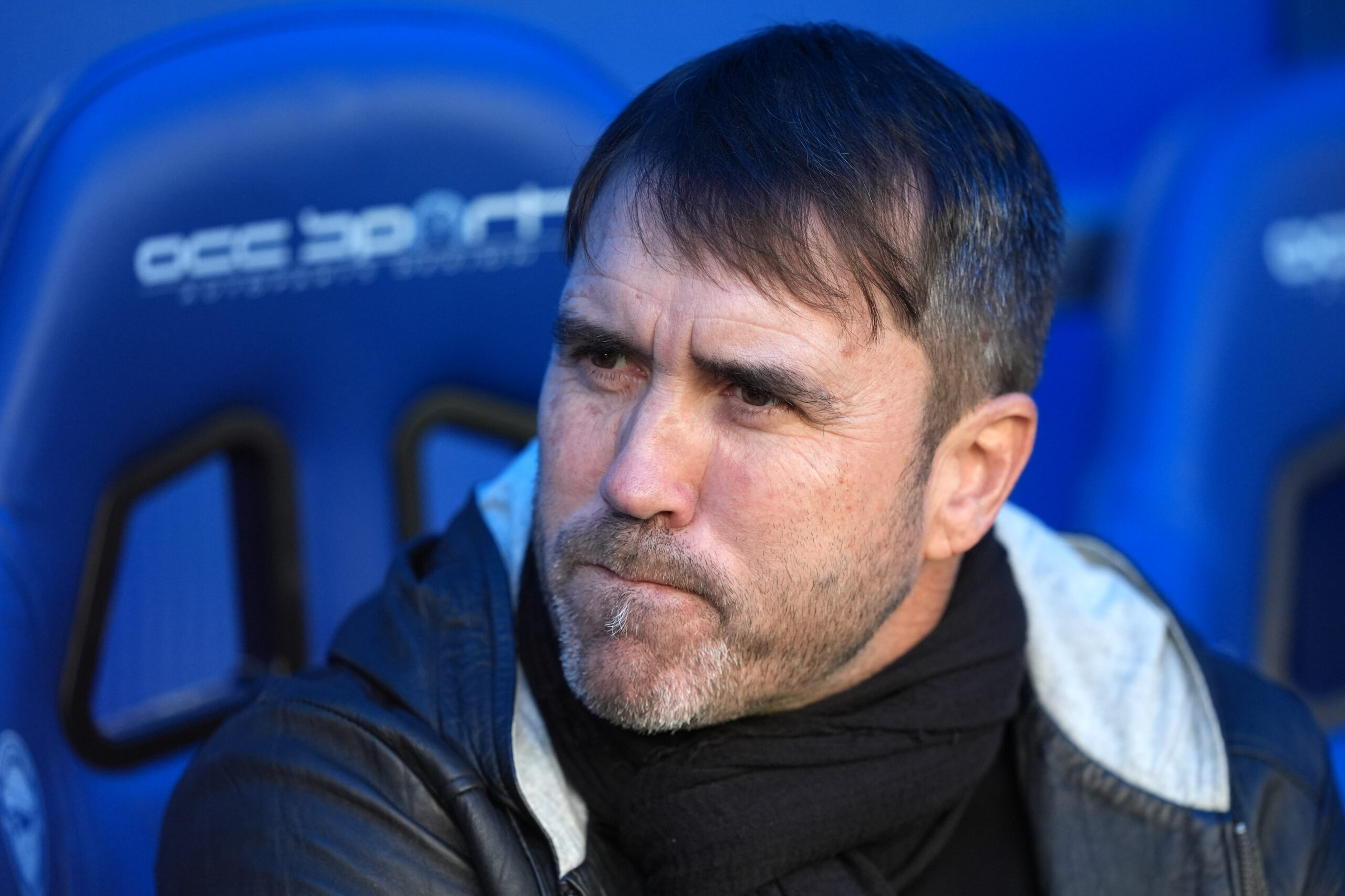 Coudet le regaló un chocolate a un periodista en la rueda de prensa tras la victoria del Alavés al Villarreal