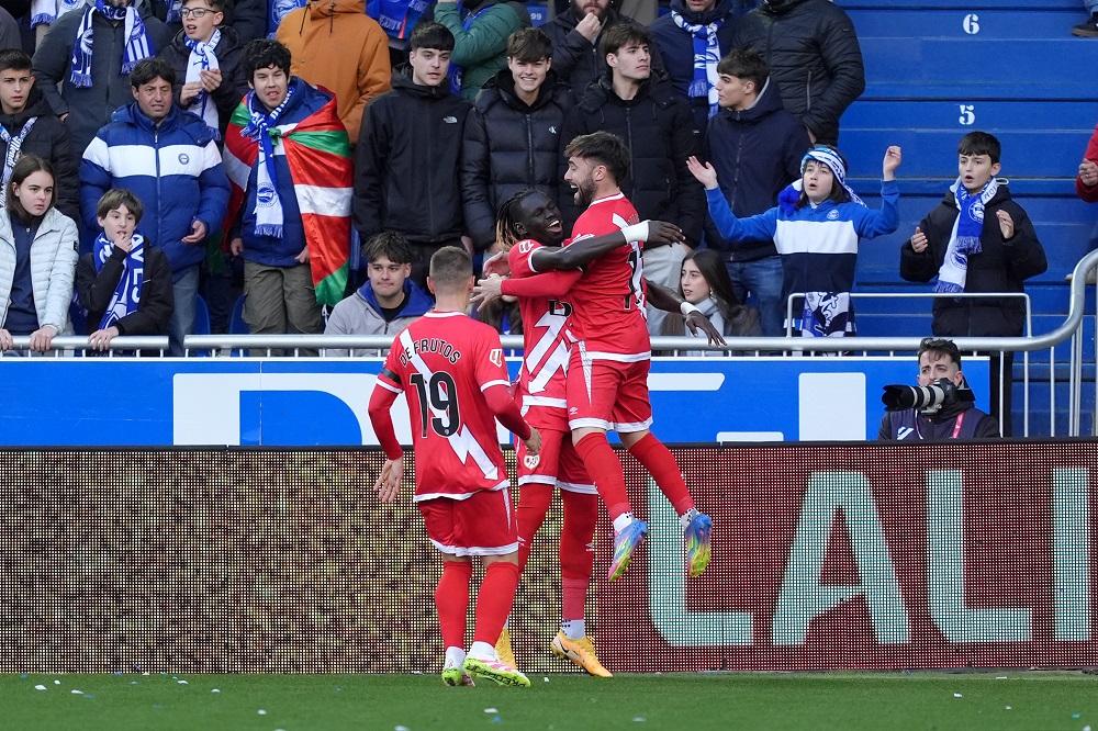 Rayo Vallecano le ganó al Alavés con un brillante Augusto Batalla en el arco