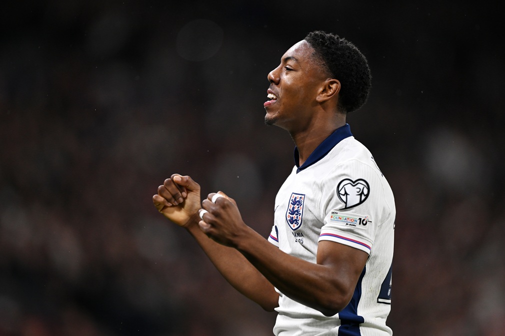 Lewis-Skelly debutó en Inglaterra marcando el primer gol del ciclo Tuchel