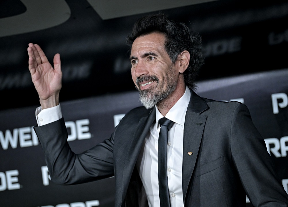¡Primer cambio para el DT! – Eduardo Domínguez debió cambiar su vestimenta en el inicio de River y Estudiantes