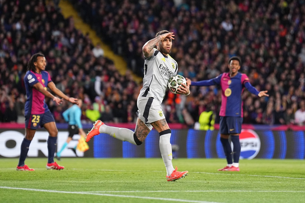 Nicolás Otamendi marcó su tercer gol en 101 partidos jugados por Champions League