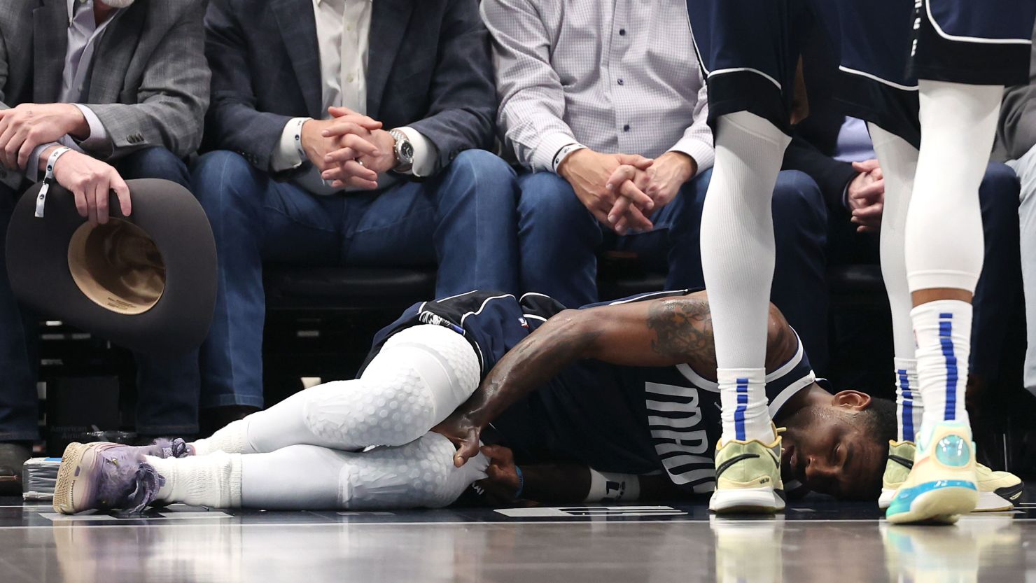 Siguen las bajas en los Dallas Mavericks: Kyrie Irving se rompió los ligamentos cruzados