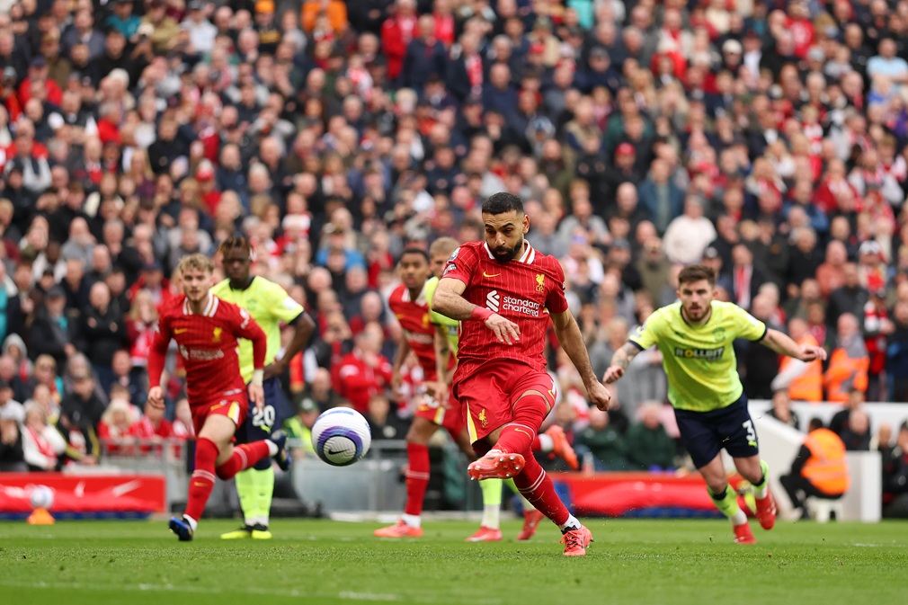 Salah comandó con doblete el trabajado triunfo del Liverpool líder