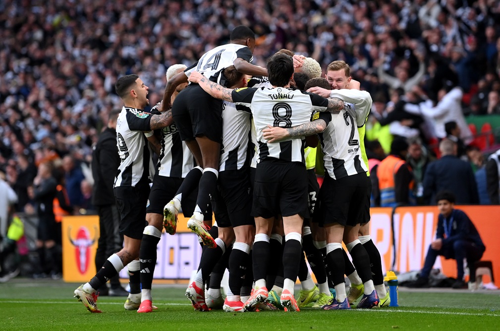 Newcastle revienta Wembley, le gana a Liverpool, y quedó a 45 minutos de un título