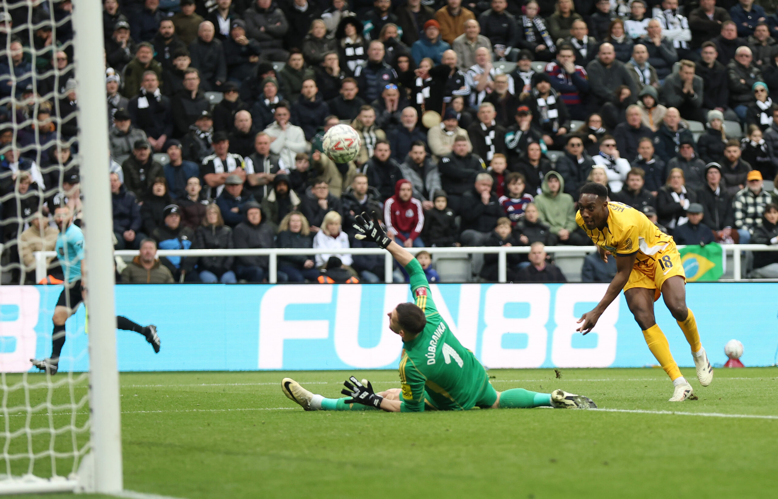 Brighton le ganó un partidazo al Newcastle en el alargue y pasó de fase en la FA Cup