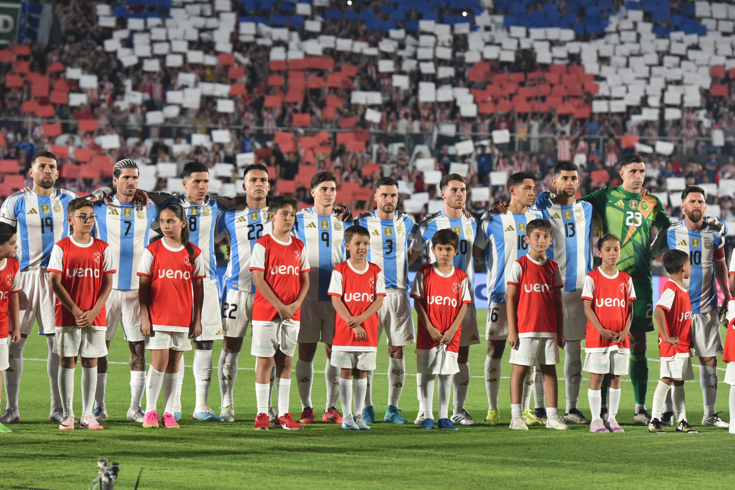 Los jugadores de la Selección Argentina llegaron al Centenario a pura cántico y golpes al micro