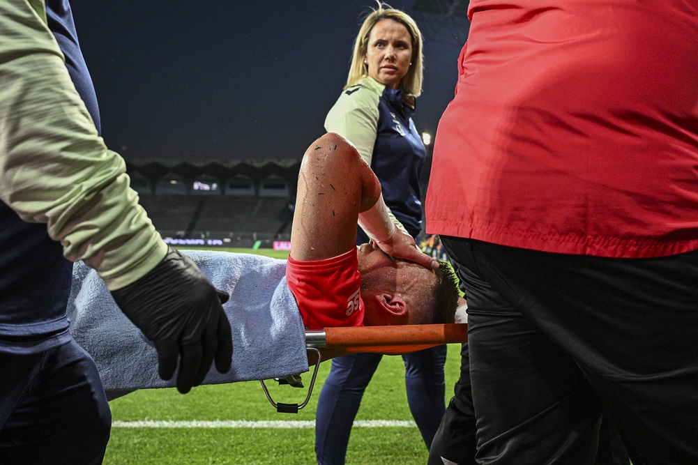 Jasper Cillessen fue trasladado al hospital tras el golpe abdominal con Borja Iglesias