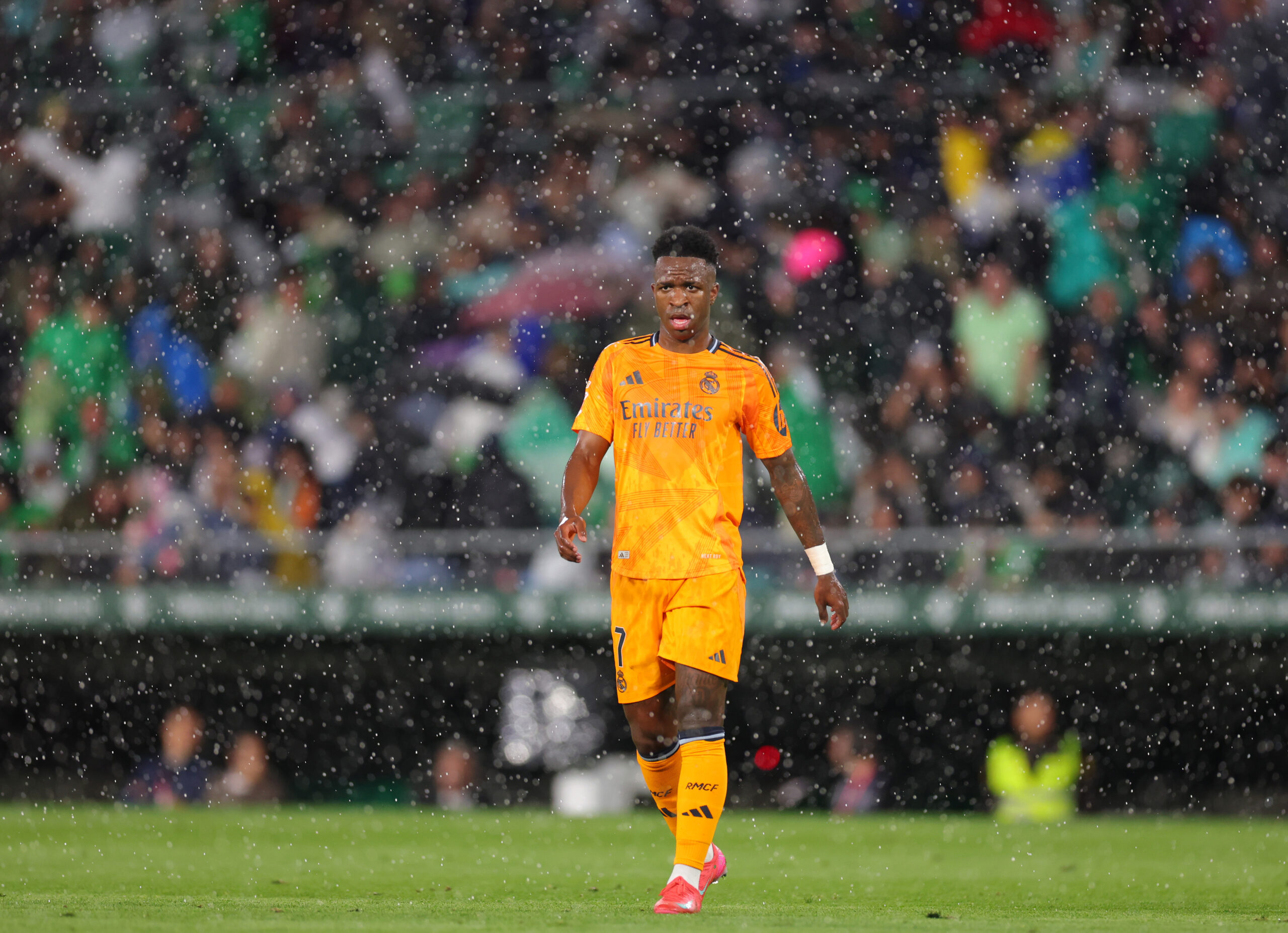 La lluvia se hizo protagonista en el primer tiempo con empate (1-1) entre Betis y Real Madrid