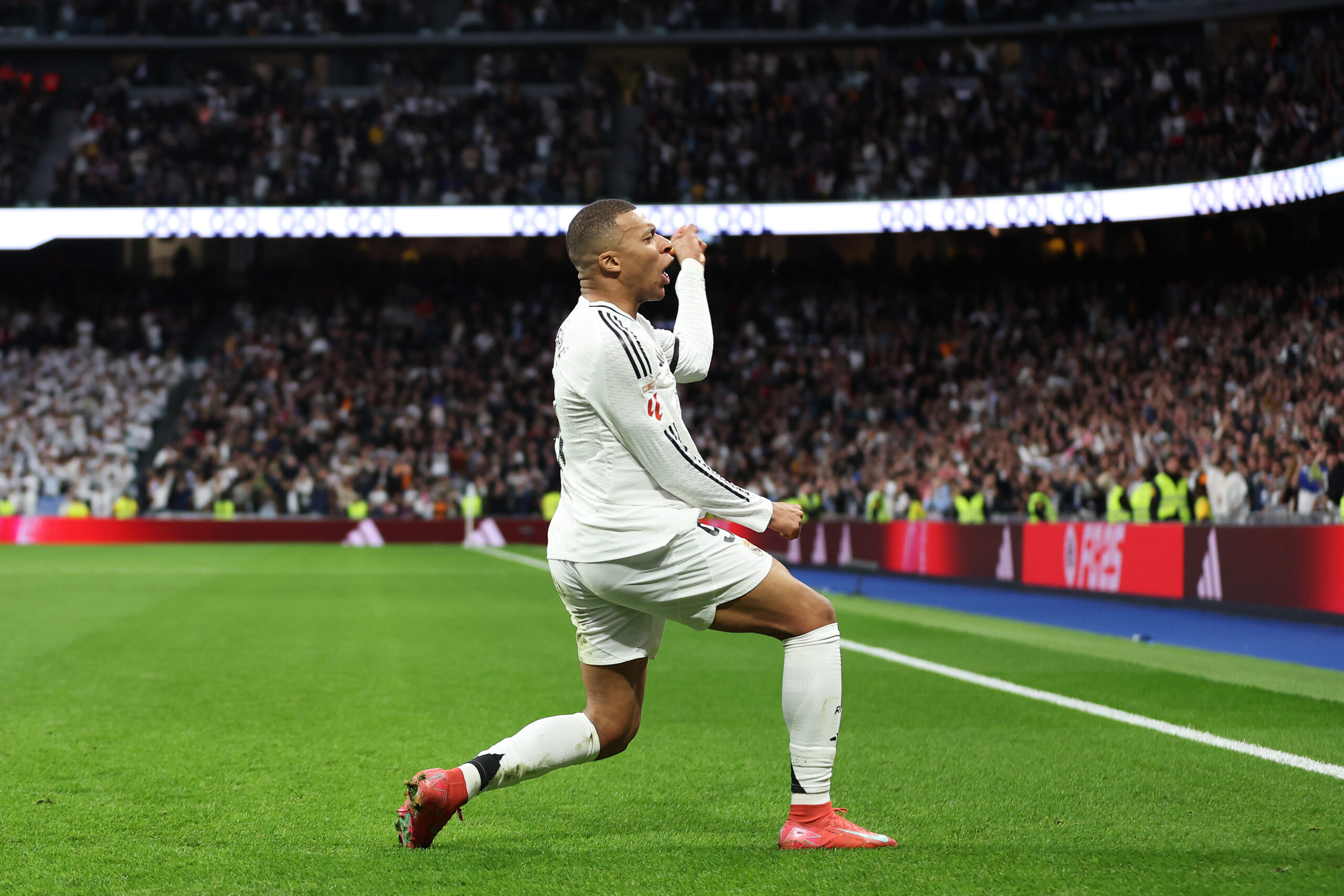 Mbappé y Vinicius marcan dos golazos en una ráfaga y acercan al Real Madrid a la cima de La Liga