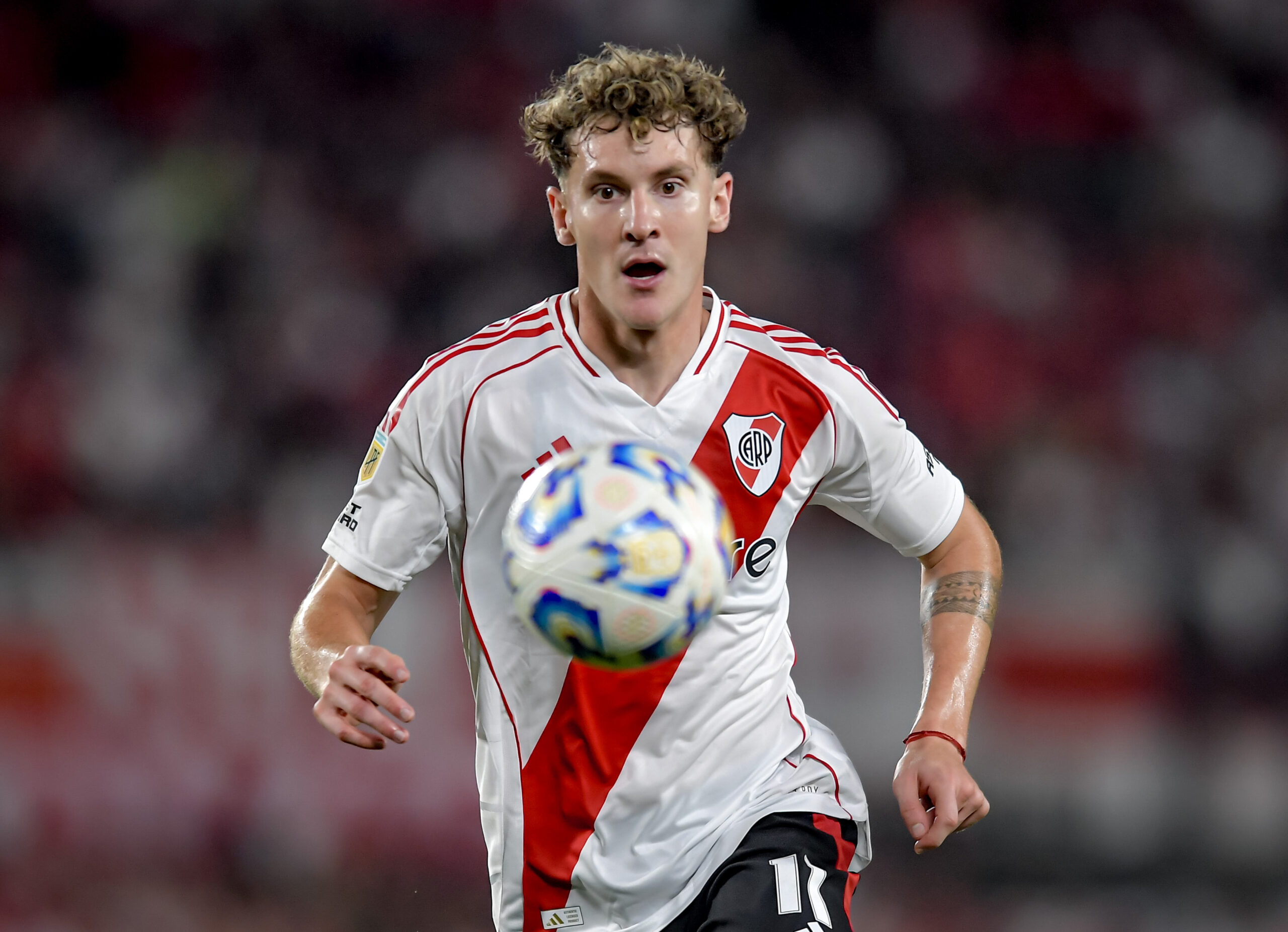 ¡Bomba! Se filtra una nueva camiseta alternativa de River: violeta y con homenaje a Ángel Labruna