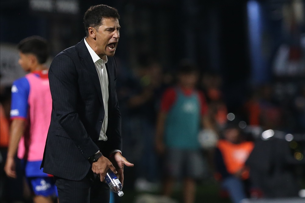 Sebastián Domínguez fue silbado por el público del Fortín en la previa de Vélez y Huracan