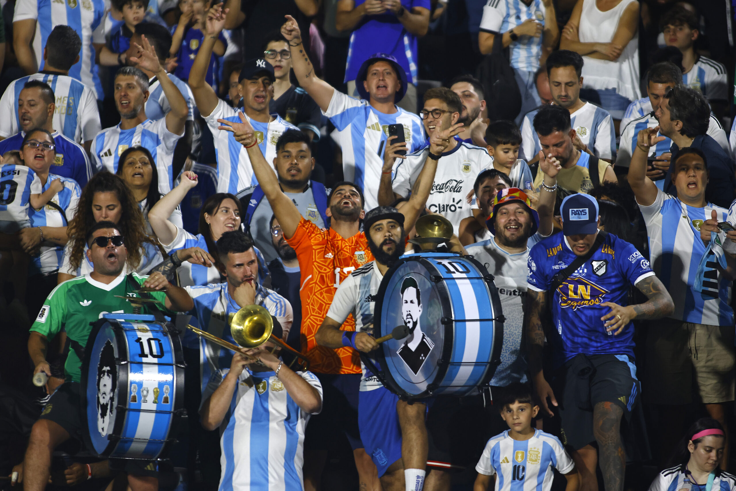 El cancionero de los hinchas albicelestes en el clásico de Uruguay – Argentina en el Centenario