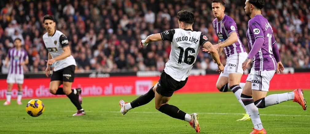 Valencia CF v Real Valladolid CF - La Liga EA Sports