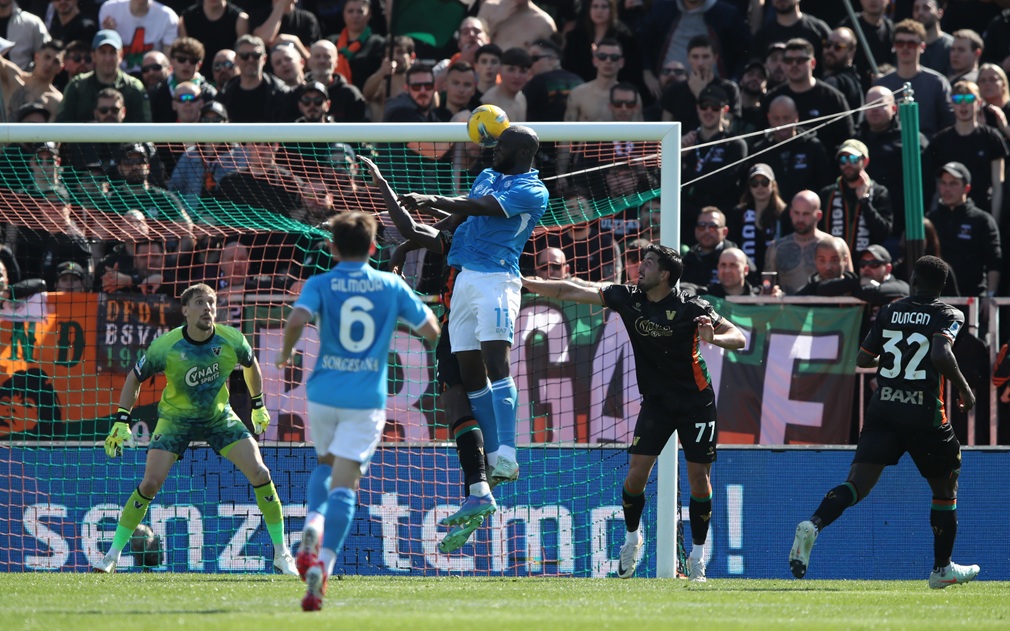 Napoli no pudo con el discreto Venezia pero alcanzó a Inter en la cima de la Serie A