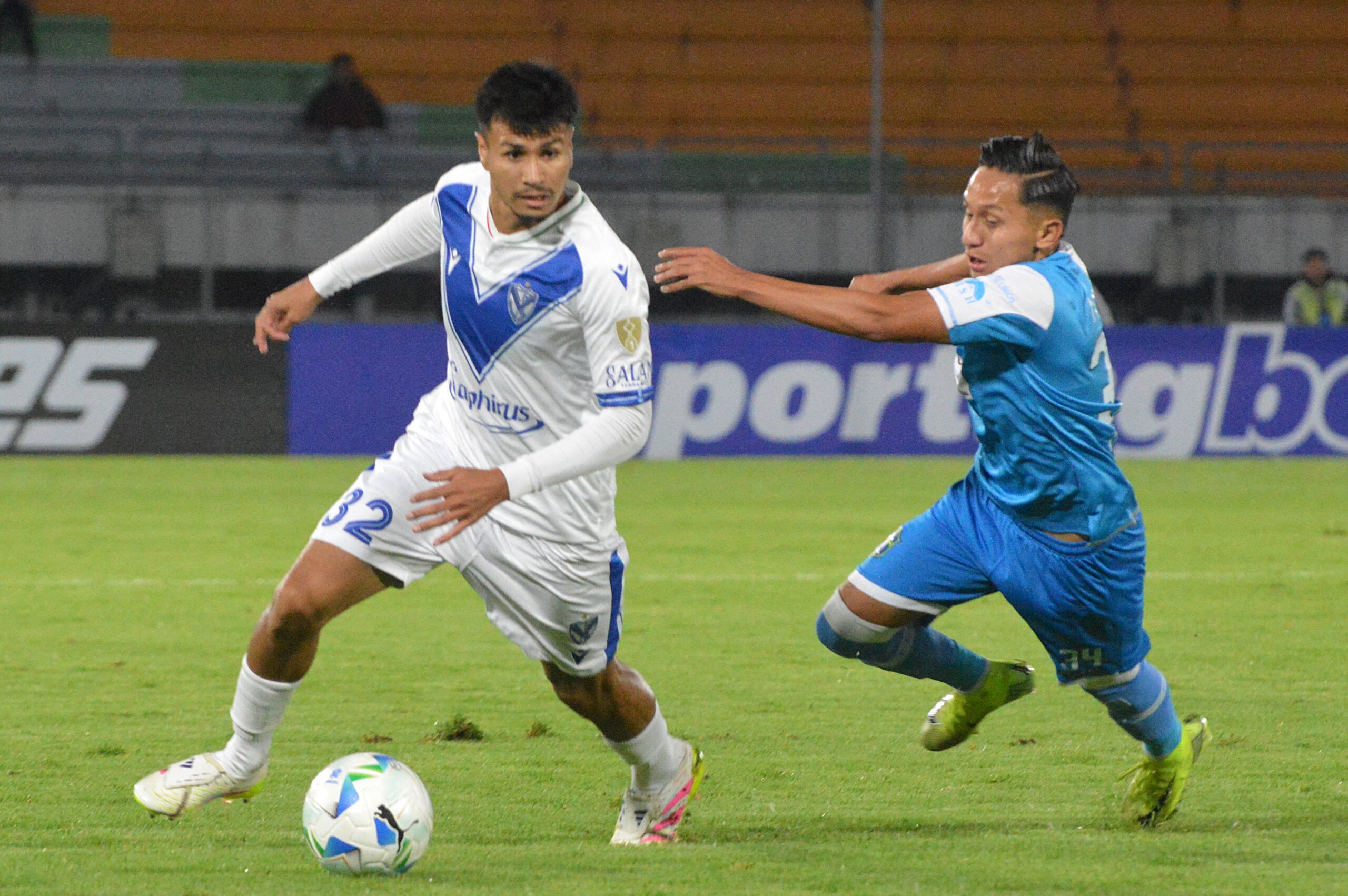 Vélez tuvo una noche fatal a puro gol en contra y cayó ante San Antonio Bulo Bulo