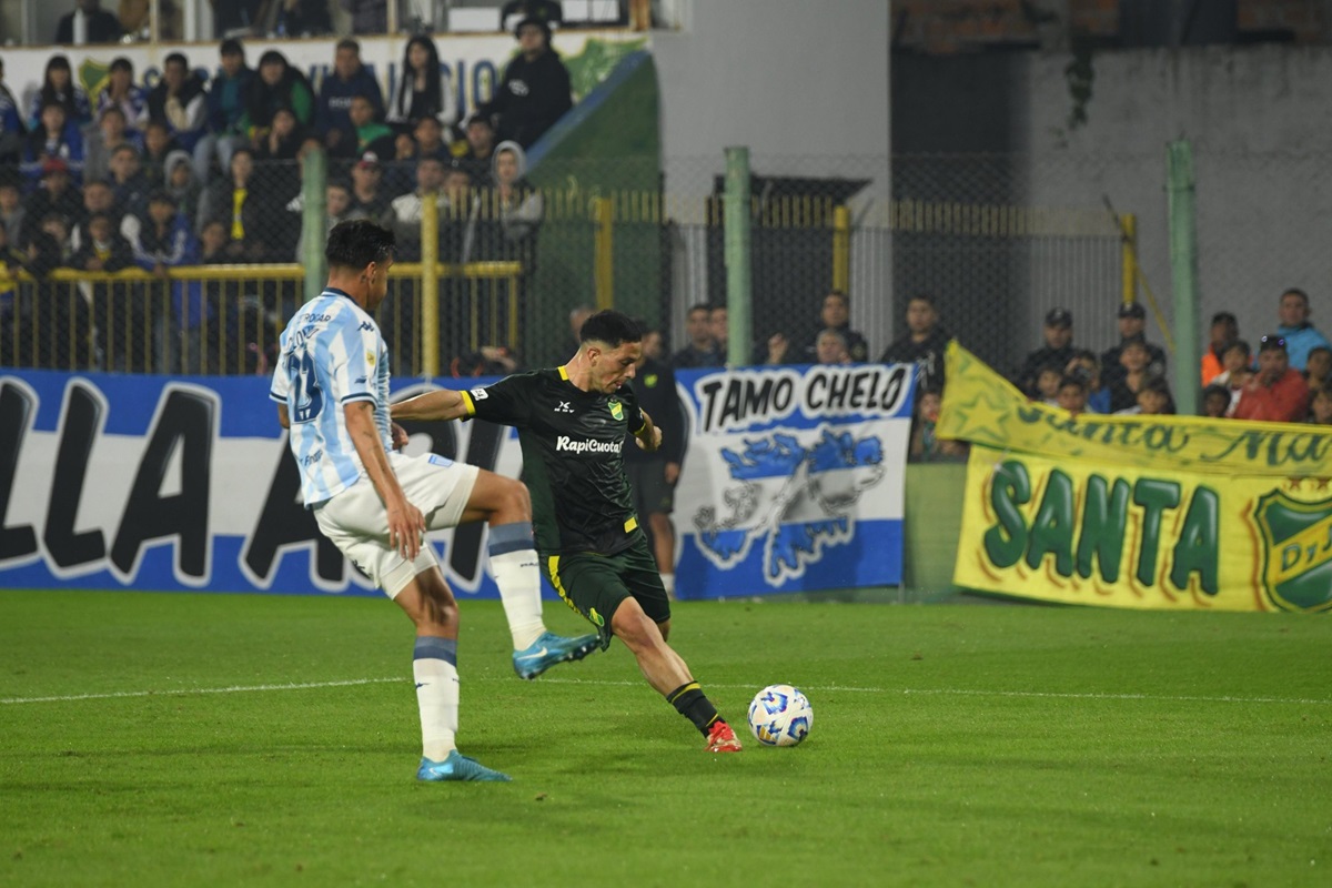 Un golazo de Salas y un tanto de Martirena le dieron la victoria a Racing sobre Defensa y Justicia