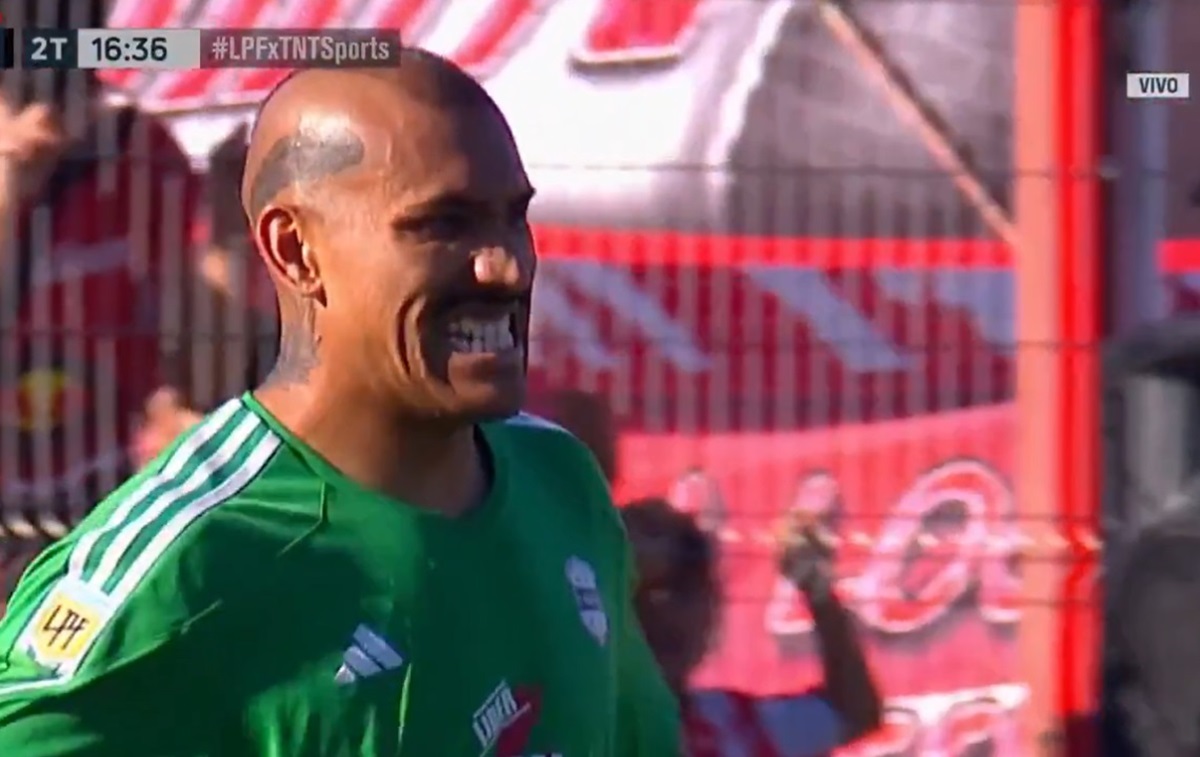 Golazo de Instituto tras un insólito error de Arce, el arquero del Deportivo Riestra