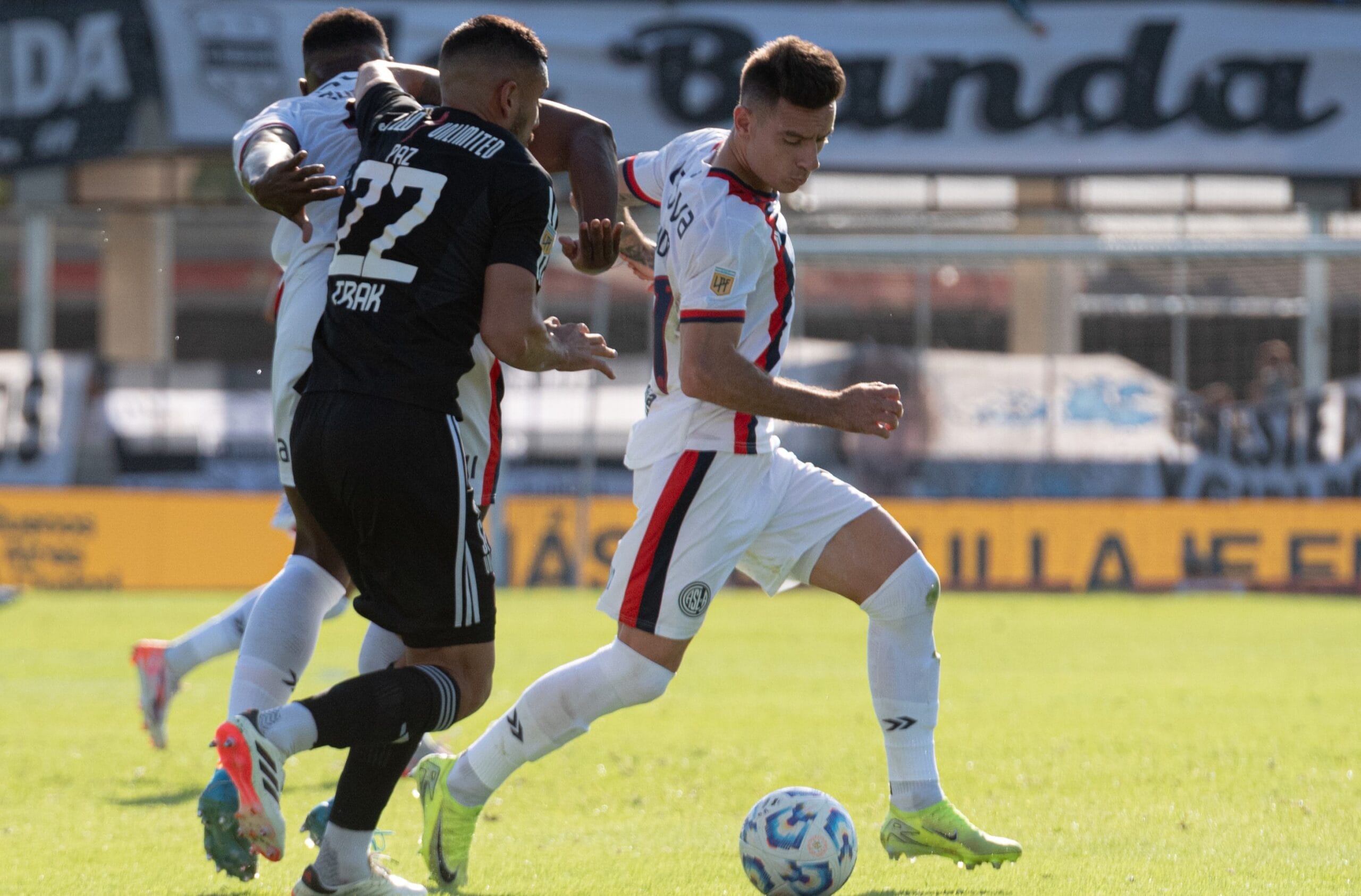 Deportivo Riestra y San Lorenzo no se sacaron diferencias en el Laza