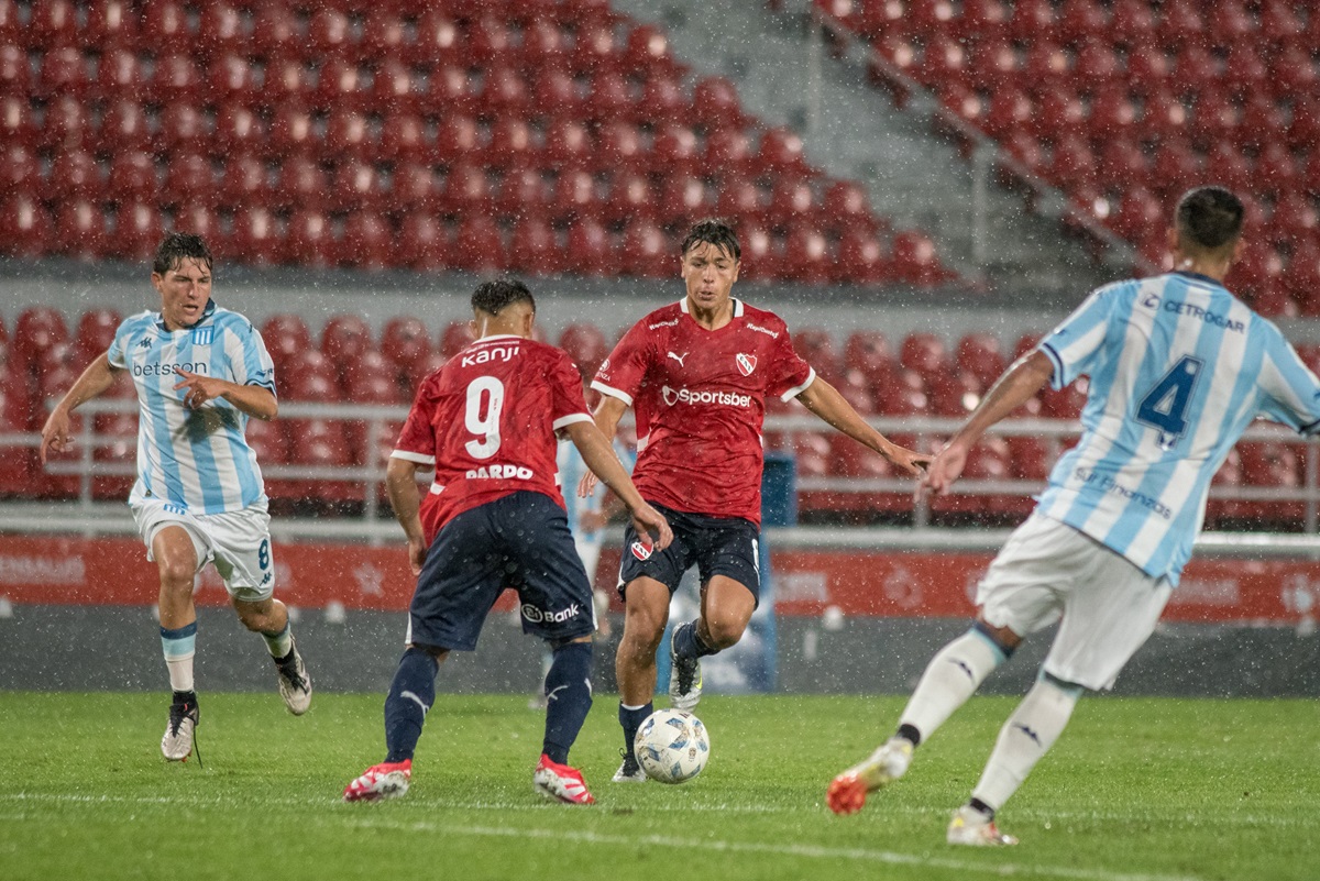 Racing le ganó el clásico de Reserva a Independiente como visitante y bajo la lluvia