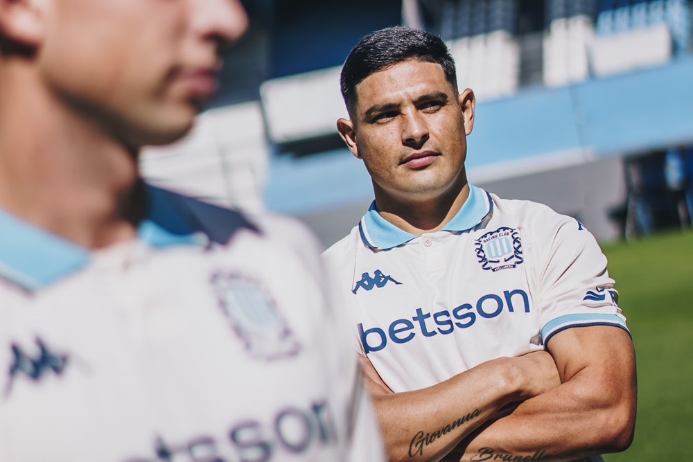 Racing presentó junto a Kappa su tercera camiseta en este 2025