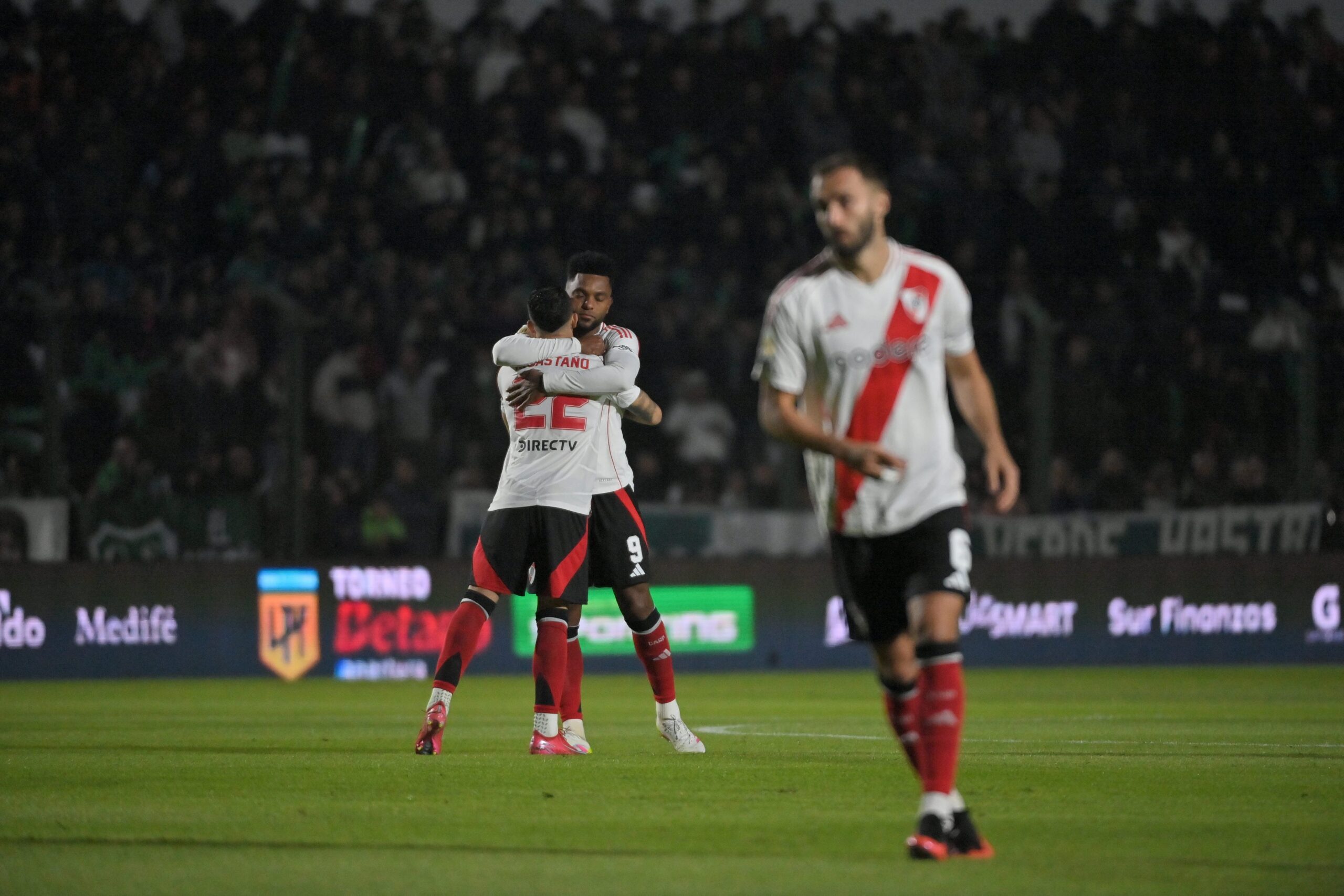 ¡El Colibrí cortó su sequía! – Miguel Ángel Borja adelanta a River ante Sarmiento