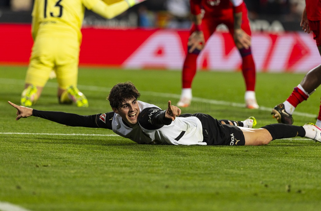 Valencia sigue dulce, le ganó a Sevilla y hasta lo superó en la tabla de La Liga