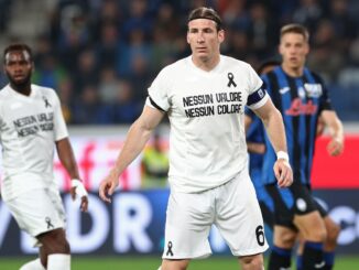 La camiseta blanca del Lecce en luto por su preparador físico.