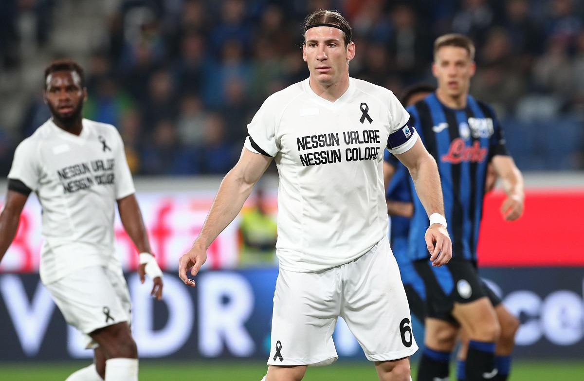 La camiseta blanca del Lecce en luto por su preparador físico.