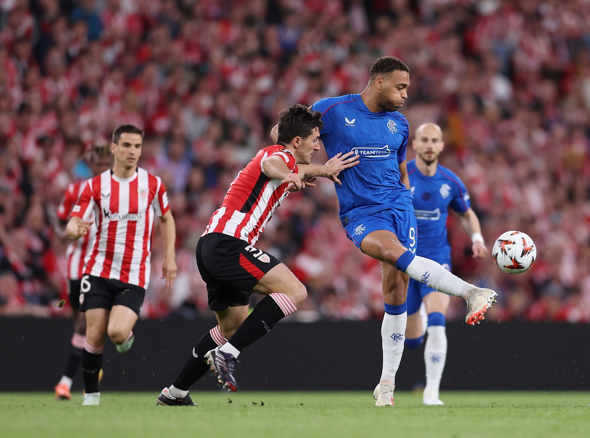 ¡Polémica en San Mamés! ¿Fue penal para el Rangers tras la rotura de la camiseta a Dessers?