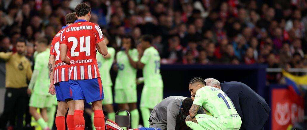 Atletico de Madrid v FC Barcelona - Copa del Rey De Paul y Raphinha