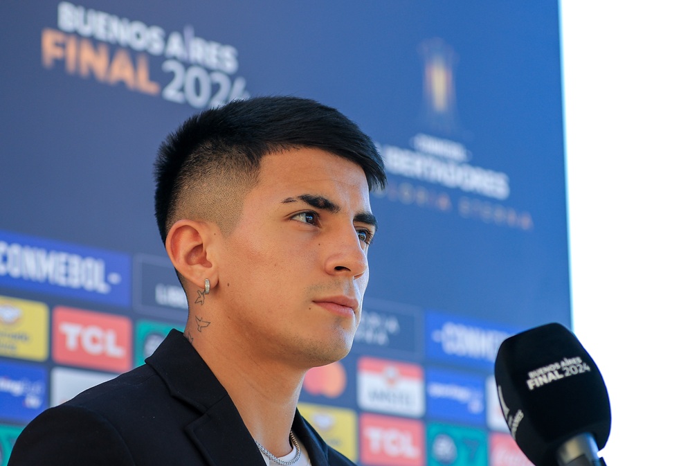 Thiago Almada convirtió ante Manchester United su primer gol en competencias europeas