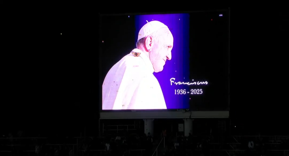 Barcelona homenajeó al Papa Francisco con respetuoso minuto de silencio en Montjuic