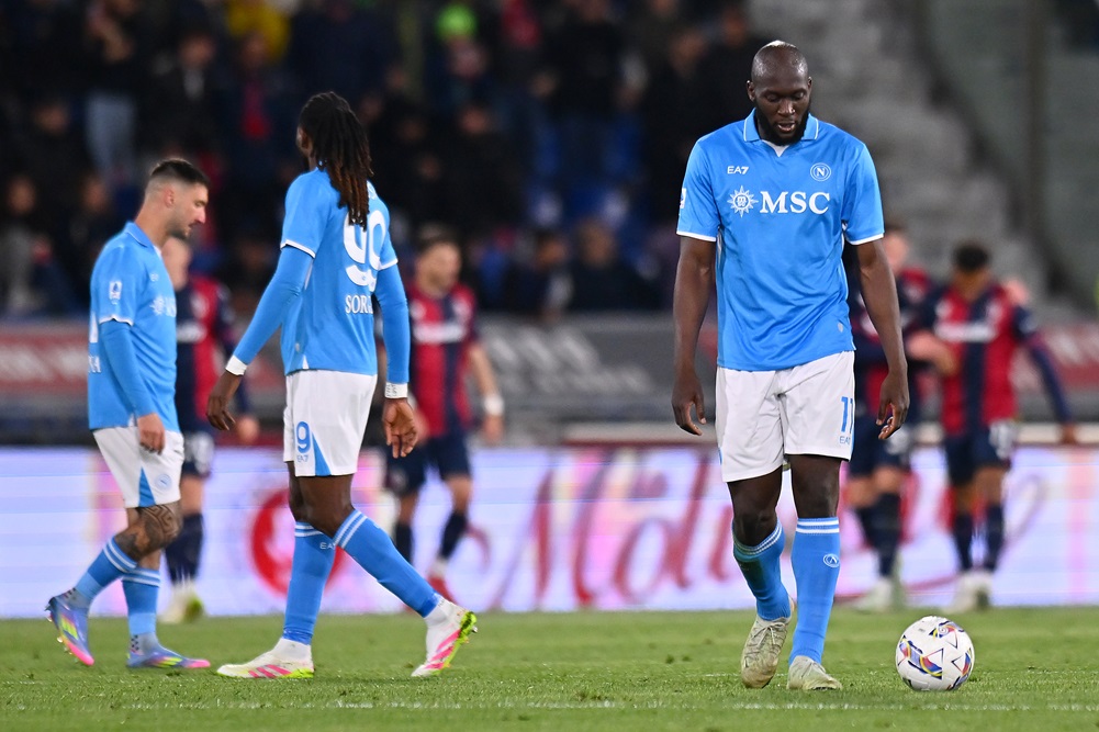 Napoli no pudo con Bologna en una noche de golazos y quedó a tres de Inter