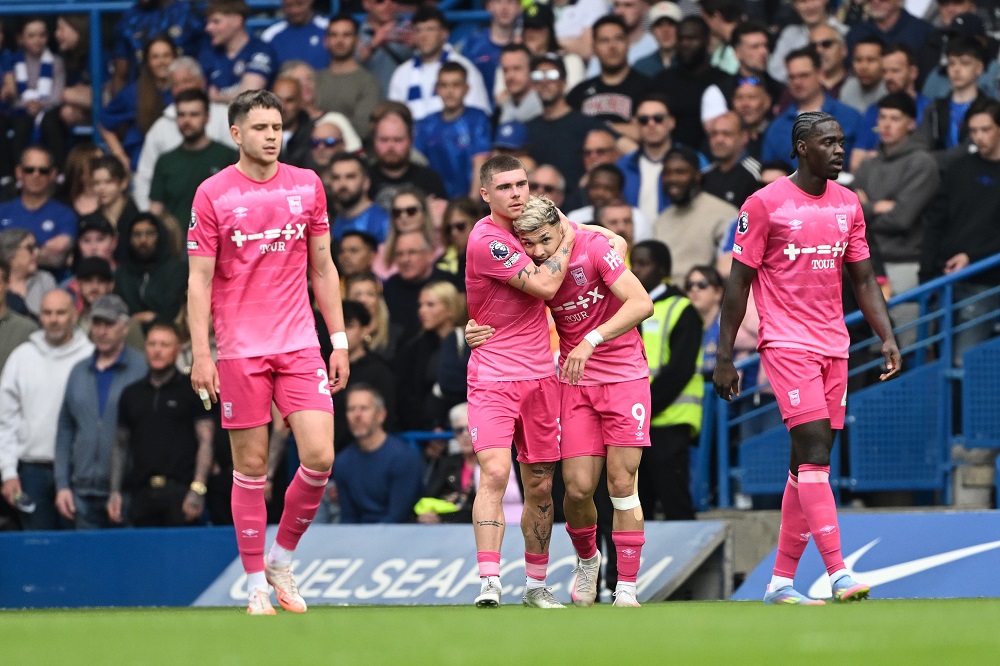 Julio Enciso marcó su primer gol en Ipswich en la sorpresa ante el Chelsea en Stamford Brigde