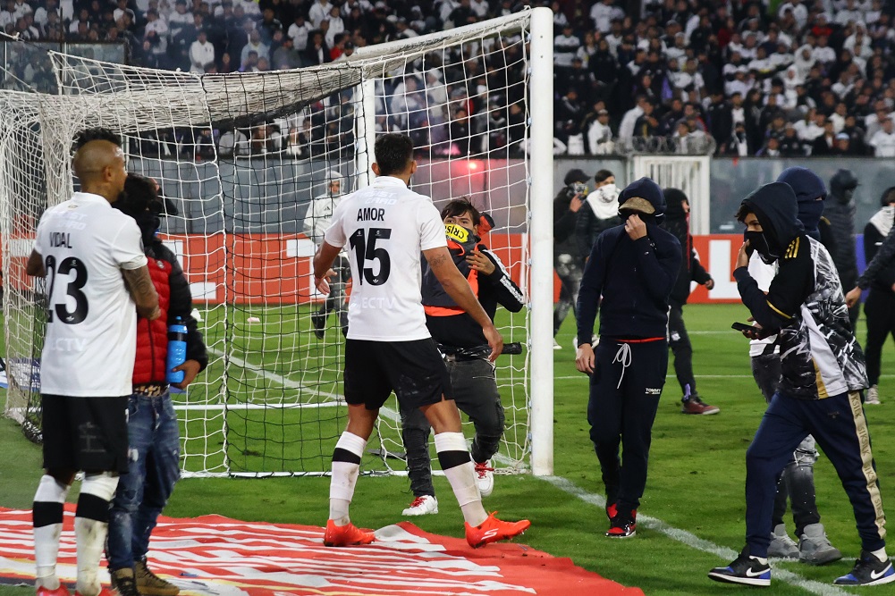 Tras la suspensión ante Fortaleza, los hinchas de Colo Colo volvieron a combatir con la policía