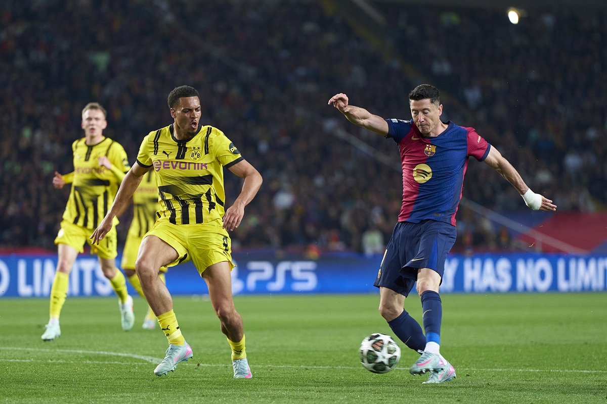 Silbatina estruendosa en Dortmund cada vez que toca la pelota Robert Lewandowski